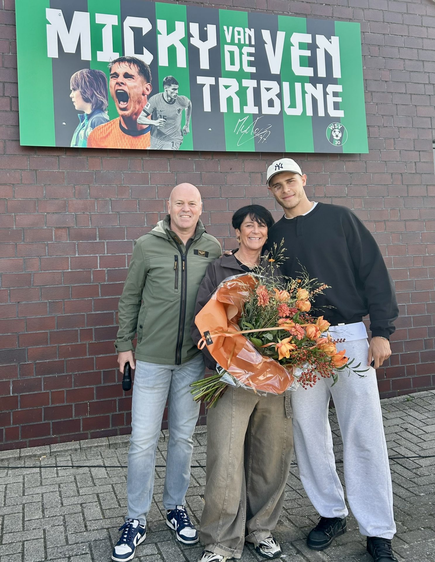 MICKY VAN DE VEN SIGNEERT BIJ WSV’30 DE MICKY VAN DE VEN TRIBUNE